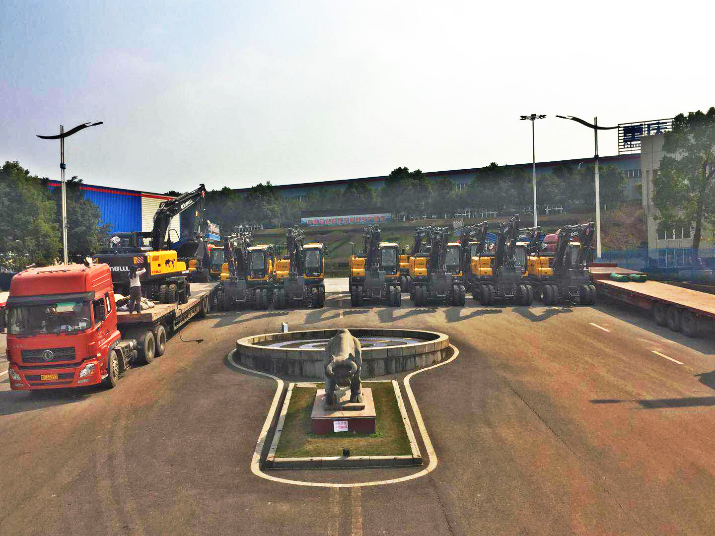 瑞犬納福催奮進,勤牛喜迎開門紅 瑞犬納福催奮進,勤牛喜迎開門紅